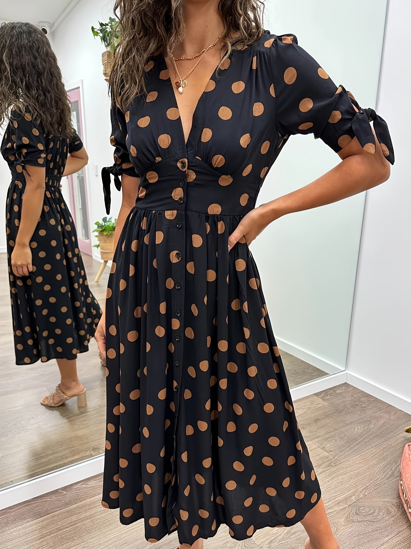 Gesselle | Polka Dot V-ringad Klänning