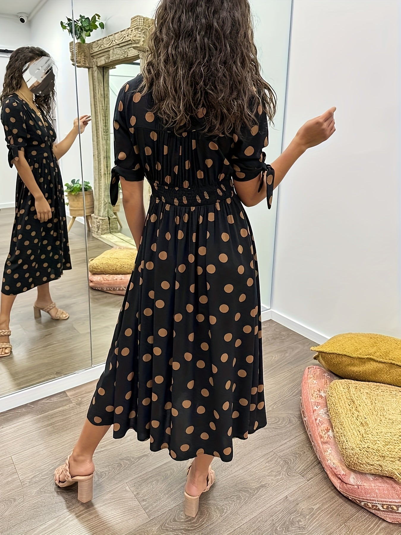 Gesselle | Polka Dot V-ringad Klänning