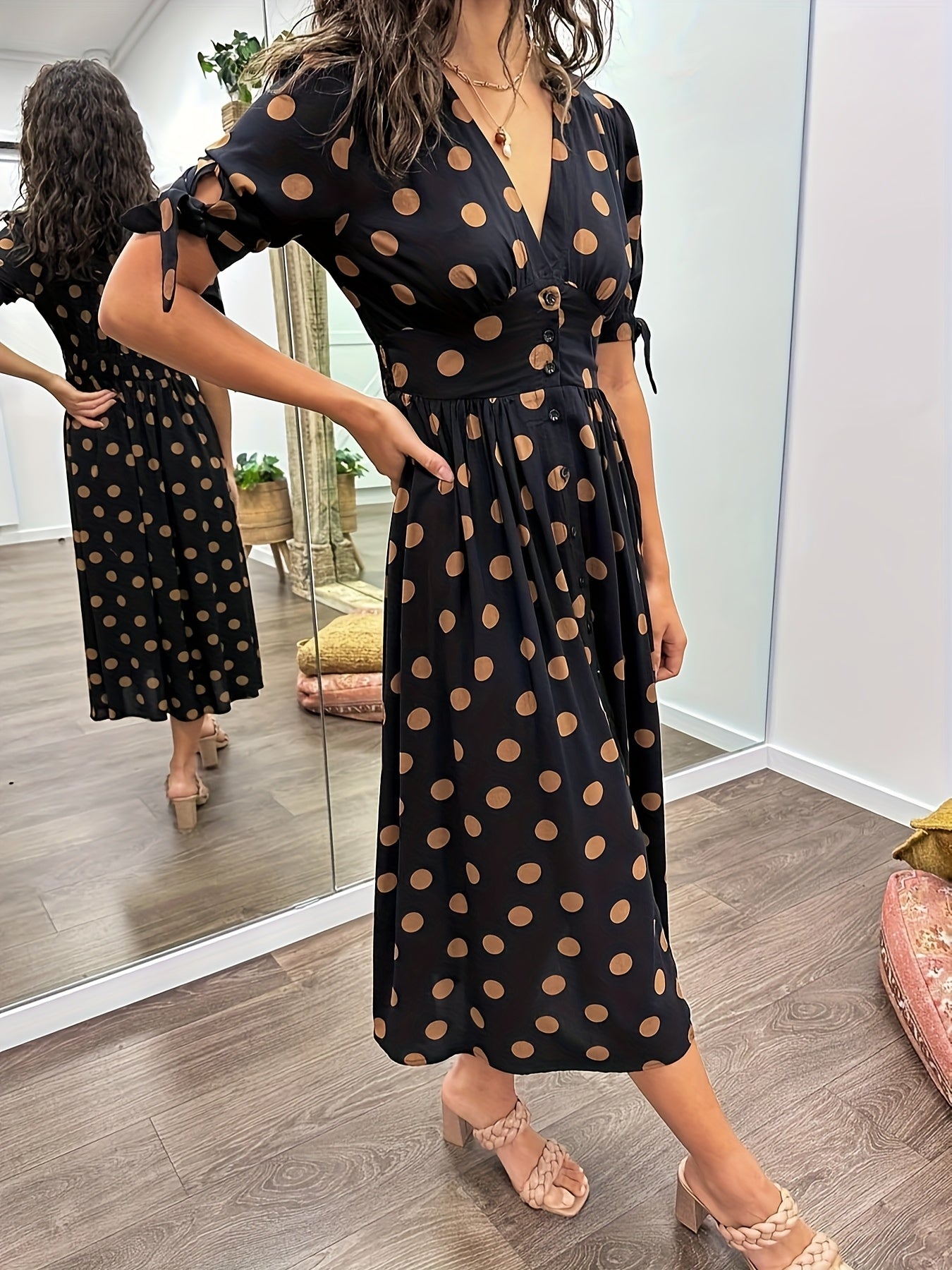 Gesselle | Polka Dot V-ringad Klänning