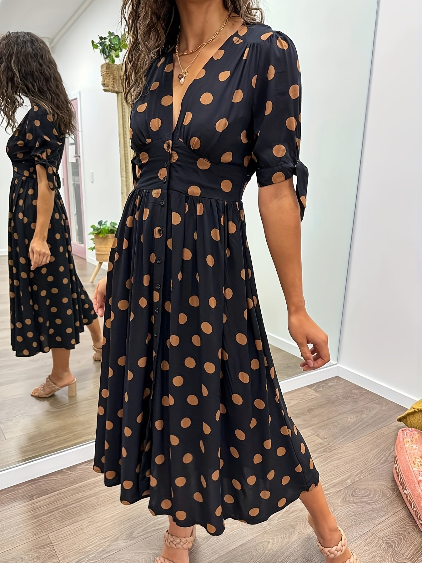 Gesselle | Polka Dot V-ringad Klänning