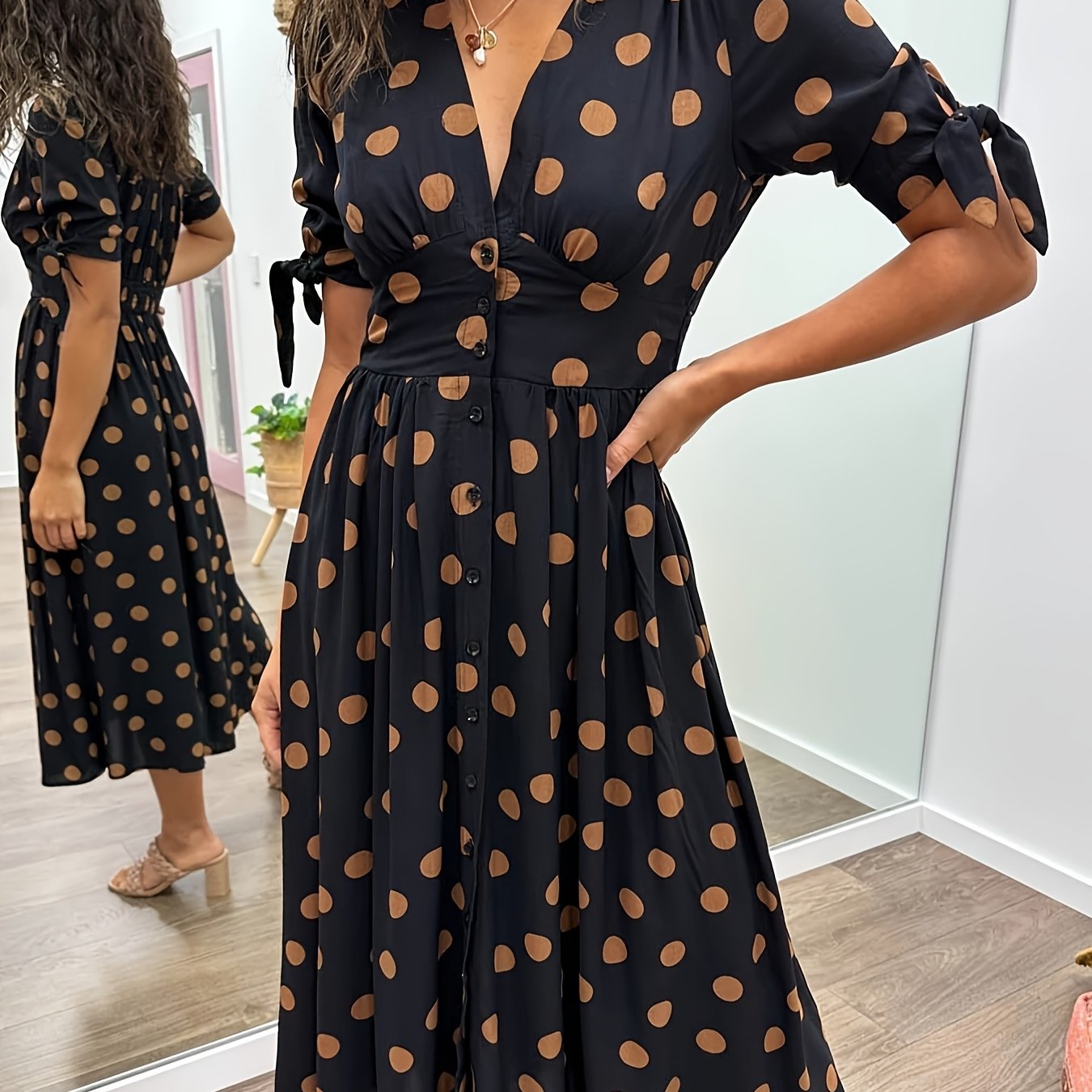 Gesselle | Polka Dot V-ringad Klänning